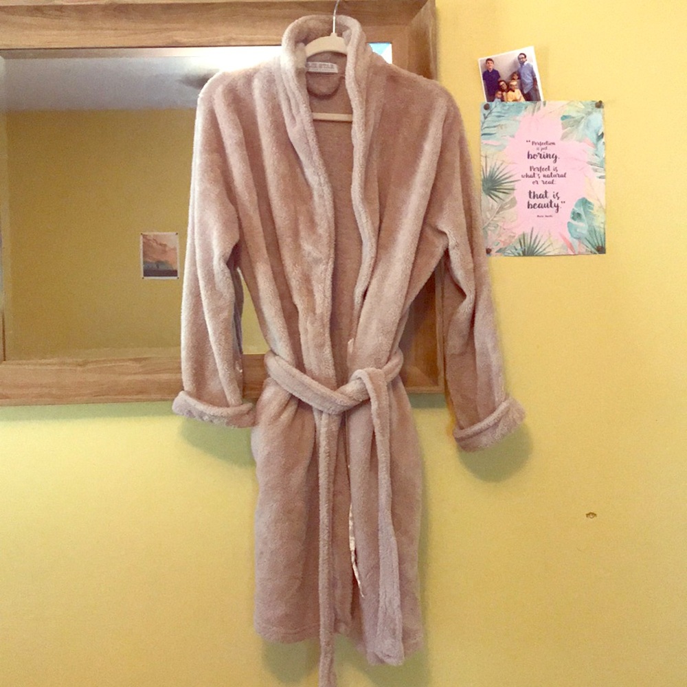 5/$20 or 2/$10🌞 Short robe soft robe